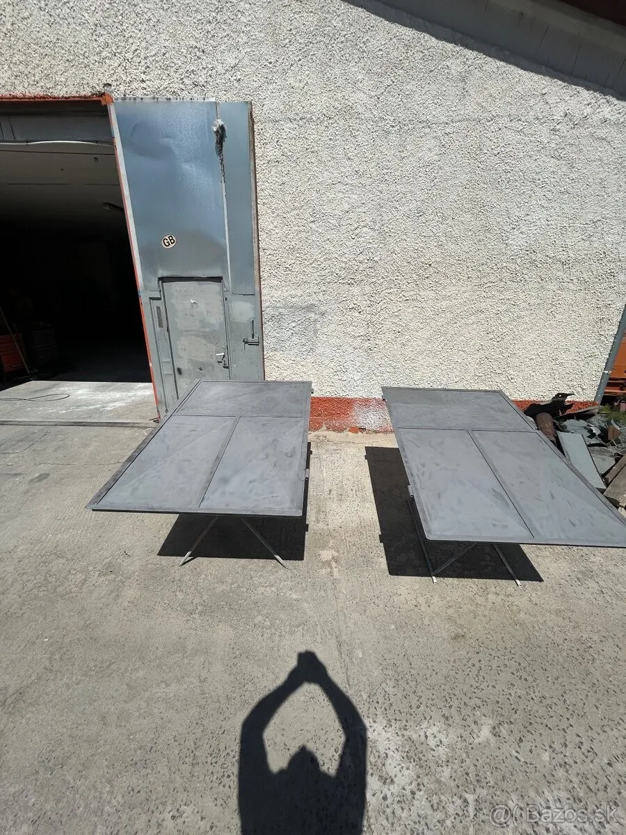 Pieskovanie kovových dverí